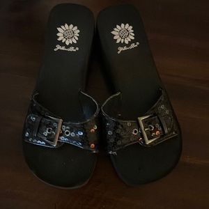 Cute “go to” slip on sandals . Can wear with dresses or jeans .